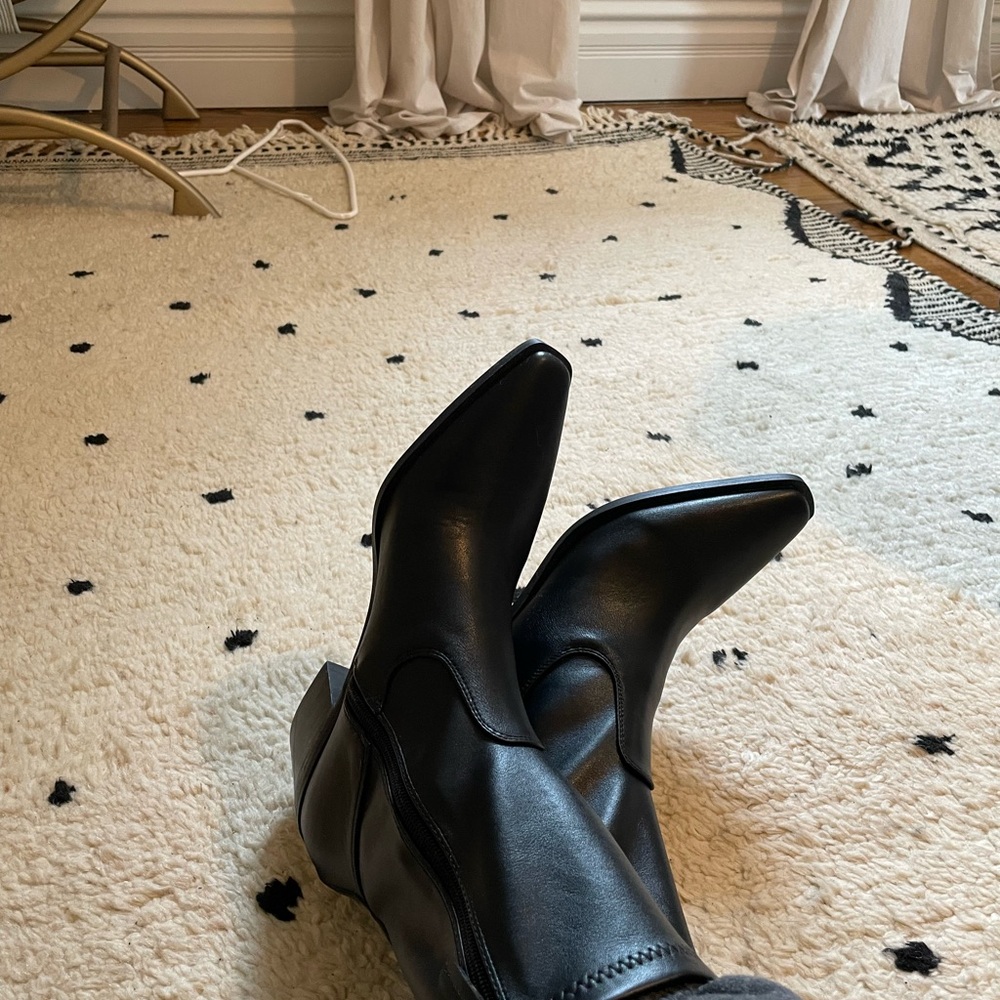 Elegant Black Leather Women's Boots